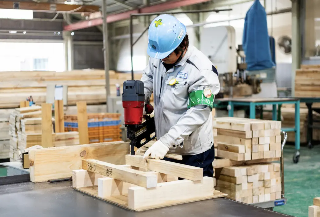 木材を加工している様子