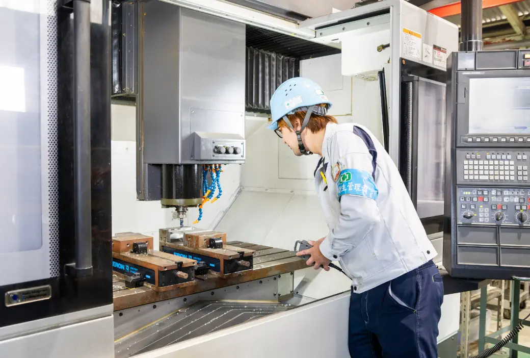 アルミを加工している様子