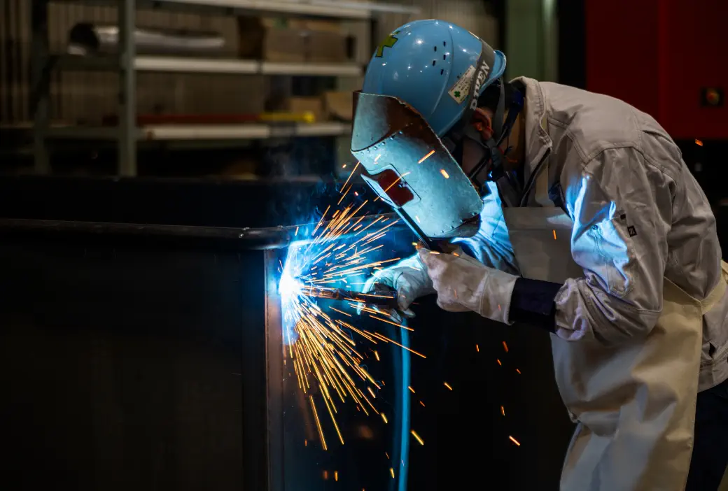 金属を加工している様子