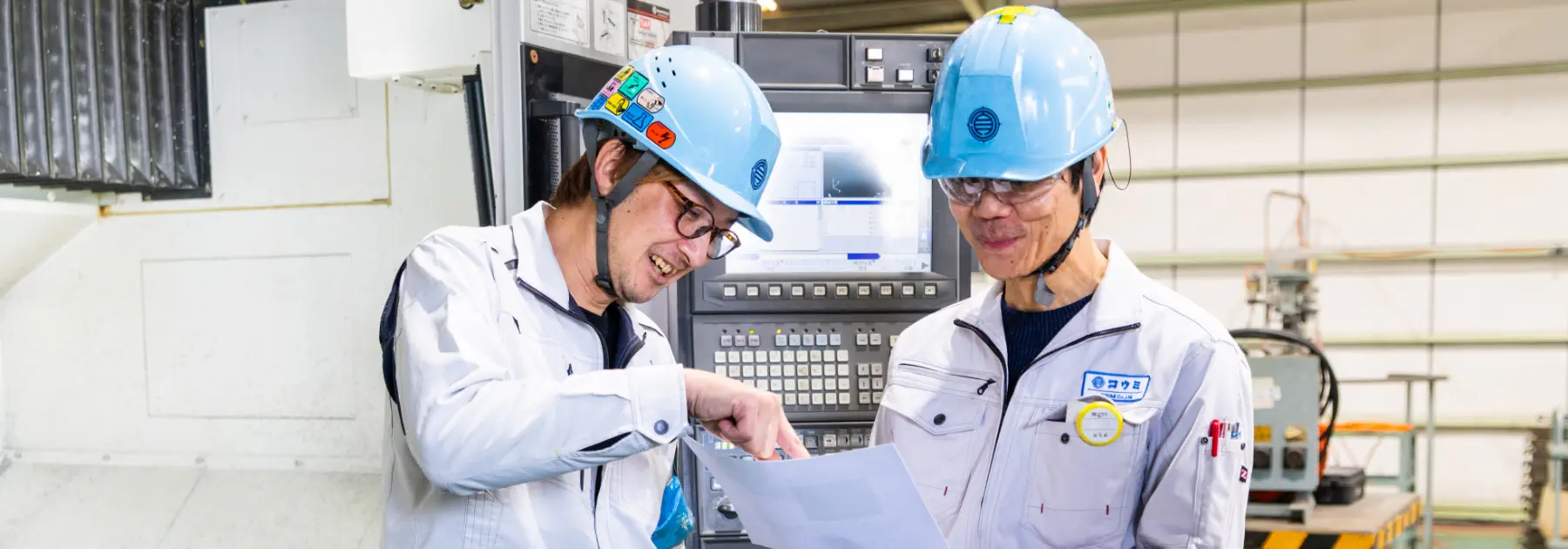 作業内容を確認している作業員