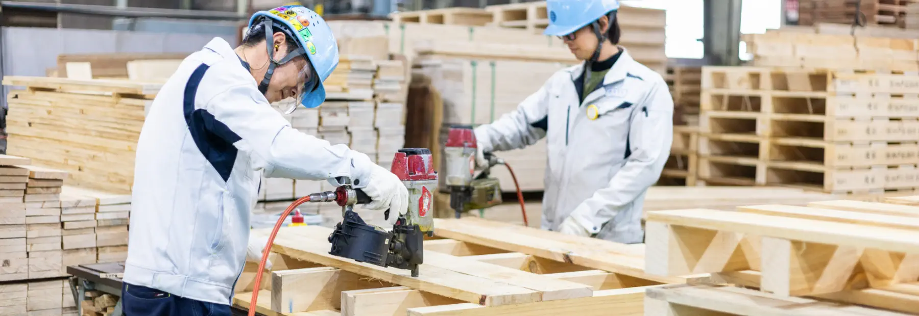 木材を加工している風景